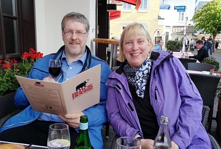 Ist möglicherweise ein Bild von 3 Personen, Wein und Text